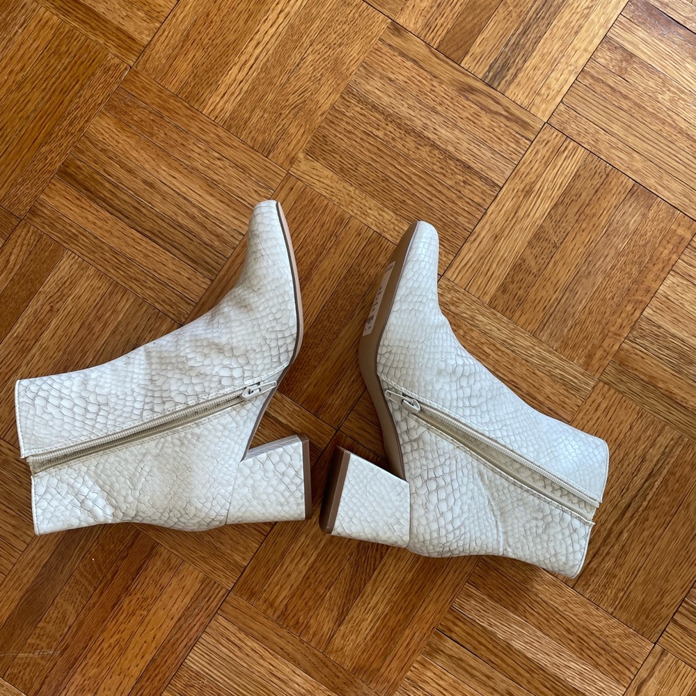 Steve Madden Darma Phyton Snakeskin Block Heel Ankle Boots Chelsea Boots Ivory - Picture 6 of 9